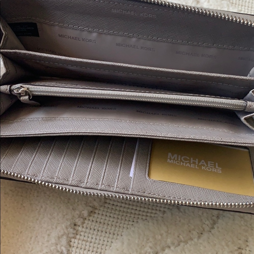 Michael Kors Jet Set Travel Continental Wallet - Picture 5 of 5